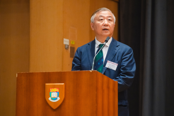 第二十八屆學生嘉許典禮由港大副校長（學術發展）宮鵬教授主禮。